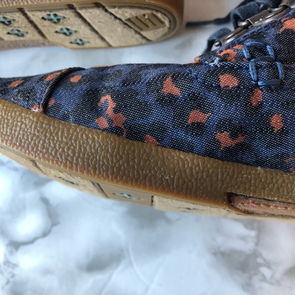 Toms Women’s High Top Ankle Shoes Fleece Lined Blue Pink Leopard Print - Picture 12 of 16